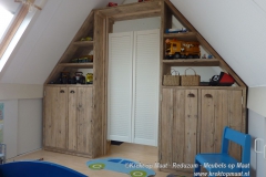 Krekt_op_Maat_kast_roomdevidor_steigerhout_schuin_dak